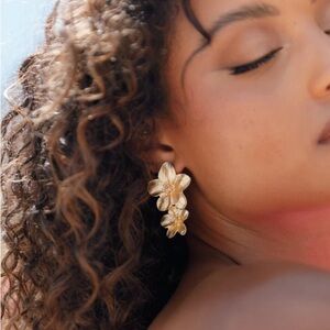 NWT Petal + Pup ‘Alexa Flower Earrings’ in Gold